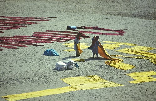 Dying clothes in Agra.. Photo: L. Bobke
